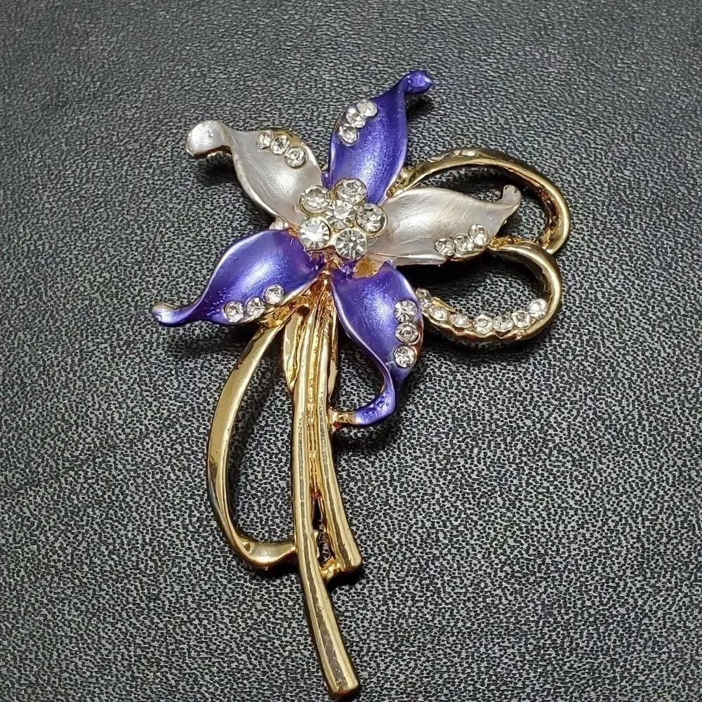 Gold tone blue and white flower brooch